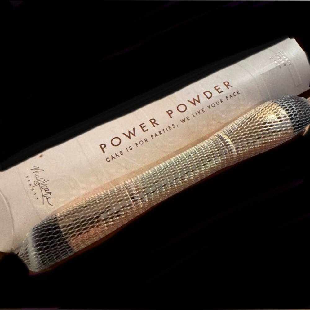 New Never Used -
Power Powder Makeup Brush - brand new original Maskcara!